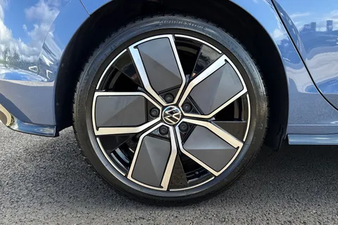 DA25OGZ Volkswagen Golf 1.5 TSI 150 R-Line 5dr **18' LEEDS ALLOYS + PAN ROOF** Thumbnail #11