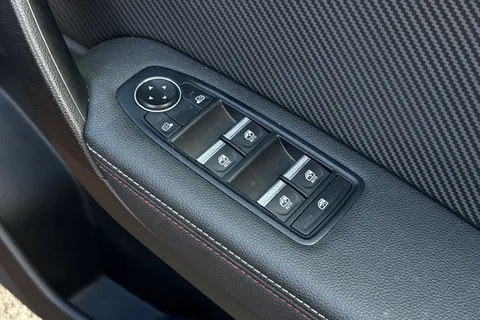 21 of 49 for RENAULT CAPTUR 1.3 Mild hybrid 140 R.S. Line 5dr