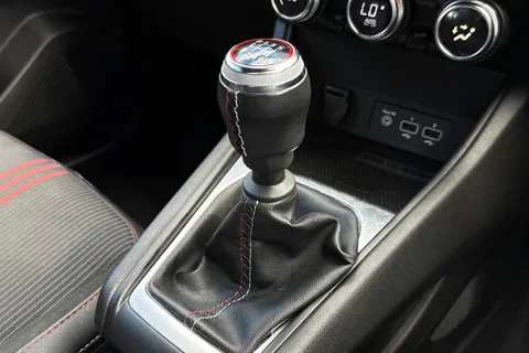 23 of 49 for RENAULT CAPTUR 1.3 Mild hybrid 140 R.S. Line 5dr