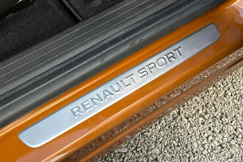 30 of 49 for RENAULT CAPTUR 1.3 Mild hybrid 140 R.S. Line 5dr