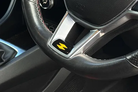 32 of 49 for RENAULT CAPTUR 1.3 Mild hybrid 140 R.S. Line 5dr