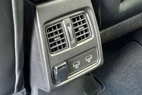 34 of 49 for RENAULT CAPTUR 1.3 Mild hybrid 140 R.S. Line 5dr