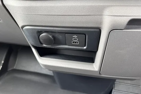 39 of 45 for Volkswagen E-Transporter T32 65kWh Commerce Plus Panel Van 5dr Electric Auto RWD SWB (136 ps)