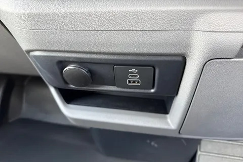 39 of 45 for Volkswagen E-Transporter T32 65kWh Commerce Plus Panel Van 5dr Electric Auto RWD SWB (136 ps)