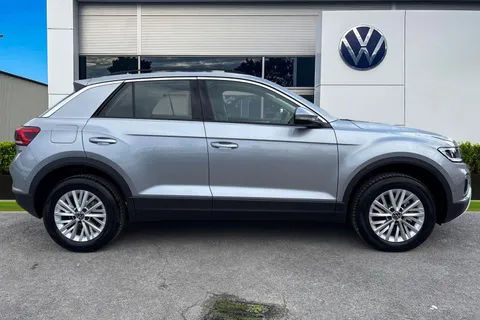 GJ74ULE Volkswagen T-Roc 1.5 TSI Life 5dr Thumbnail #4