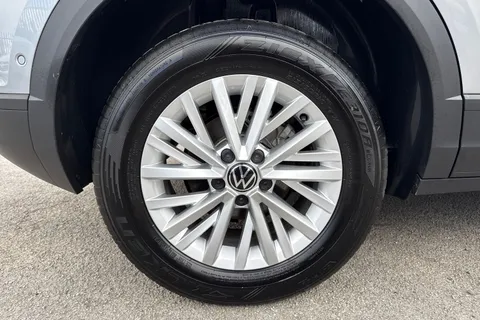 GJ74ULE Volkswagen T-Roc 1.5 TSI Life 5dr Thumbnail #11