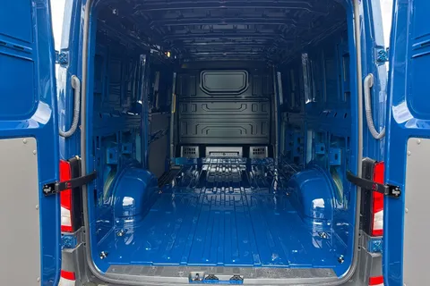 CX25LHU Volkswagen Crafter 2.0 TDI 140PS Commerce High Roof Van Thumbnail #7