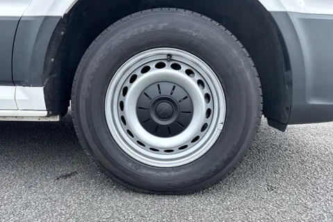 DA24HNR Volkswagen Crafter 2.0 TDI 140PS Commerce Plus High Roof Van Thumbnail #10