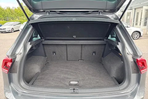 EJ18NZG Volkswagen Tiguan 2.0 TDI R-Line DSG 4Motion Euro 6 (s/s) 5dr Thumbnail #7