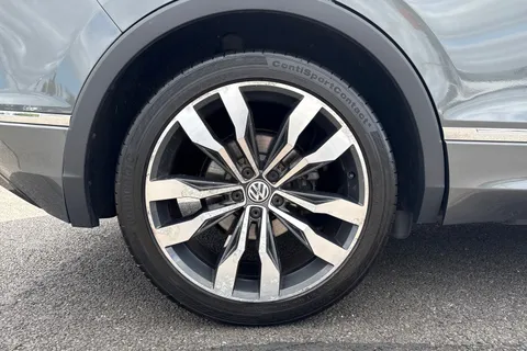 EJ18NZG Volkswagen Tiguan 2.0 TDI R-Line DSG 4Motion Euro 6 (s/s) 5dr Thumbnail #11