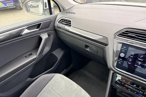 DE75ZDX Volkswagen Tiguan 1.4 TSI eHybrid Elegance 5dr DSG | Heated Seats | Power Tailgate Thumbnail #20