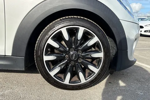 LR19LFJ Mini Hatch 1.5 Cooper Exclusive Hatchback 3dr Petrol Steptronic Euro 6 (s/s) (136 ps) Thumbnail #10