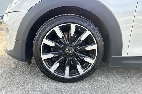 LR19LFJ Mini Hatch 1.5 Cooper Exclusive Hatchback 3dr Petrol Steptronic Euro 6 (s/s) (136 ps) Thumbnail #11