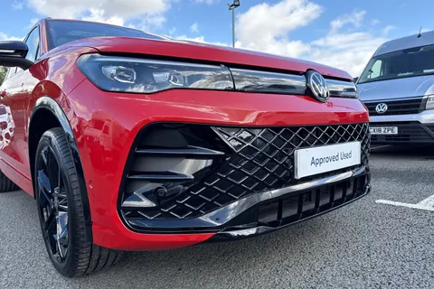 KM25BXV Volkswagen Tiguan 1.5 TSI 272 eHybrid R-Line DSG⭐ Leather, Sunroof, Black Pack, Comfort packa Thumbnail #9