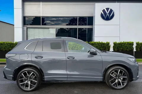 KT74RWO Volkswagen Tiguan 1.5 eTSI 150 R-Line 5dr DSG **INFO PACK PLUS + DRIVER ASSIST PACK** Thumbnail #4