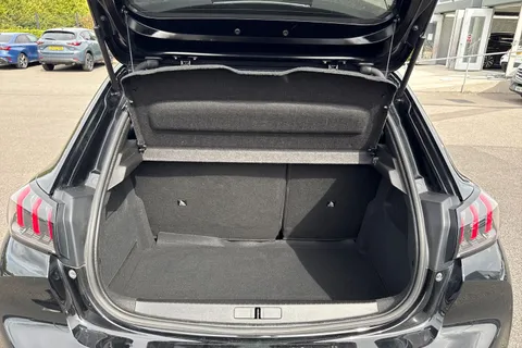 SE21AXJ PEUGEOT e-208 50kWh GT Auto 5dr Thumbnail #7