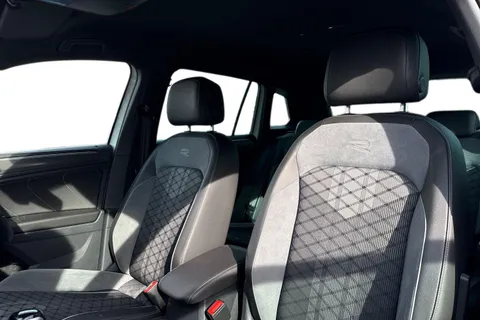 RJ23SZL Volkswagen Tiguan 1.5 TSI 150 R-Line Edition 5dr DSG | Sport Suspension | Heated Seats Thumbnail #11