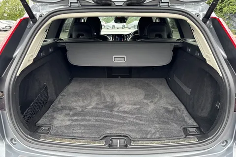 KM20PKF Volvo V60 2.0 T4 Momentum Plus Auto Euro 6 (s/s) 5dr Thumbnail #7