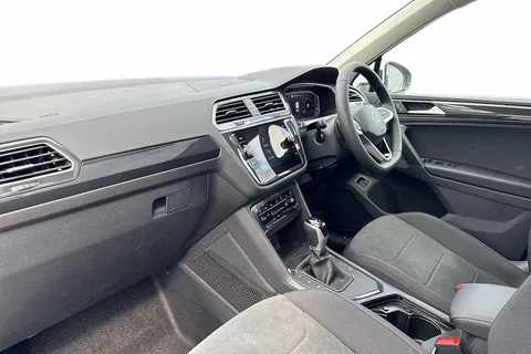 CX75HYB Volkswagen Tiguan 1.4 TSI eHybrid Elegance 5dr DSG Thumbnail #2
