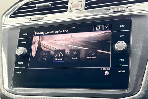 35 of 51 for Volkswagen Tiguan Allspace Tiguan Allspace R-Line 1.5 TSI 150PS 7-Speed DSG 5 Door | Heated Seats