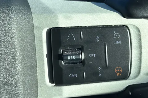 29 of 35 for Land Rover Defender 110 2.0 P400e 15.4kWh X-Dynamic HSE SUV 5dr Petrol Plug-in Hybrid Auto 4WD Euro 6 (s/s) (404 ps)