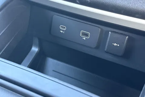 30 of 35 for Land Rover Defender 110 2.0 P400e 15.4kWh X-Dynamic HSE SUV 5dr Petrol Plug-in Hybrid Auto 4WD Euro 6 (s/s) (404 ps)