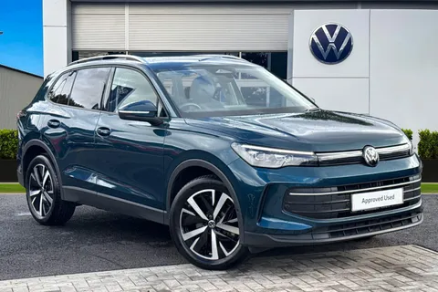 MV25VVK Volkswagen Tiguan 2.0 TDI Match 5dr DSG **WINTER PACK + 19' CATANIA ALLOYS** Thumbnail #2