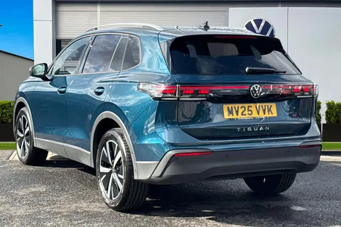 MV25VVK Volkswagen Tiguan 2.0 TDI Match 5dr DSG **WINTER PACK + 19' CATANIA ALLOYS** Thumbnail #3