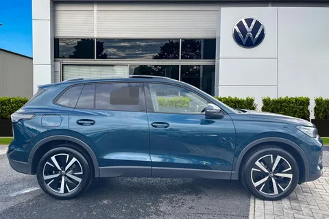 MV25VVK Volkswagen Tiguan 2.0 TDI Match 5dr DSG **WINTER PACK + 19' CATANIA ALLOYS** Thumbnail #4