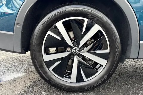 MV25VVK Volkswagen Tiguan 2.0 TDI Match 5dr DSG **WINTER PACK + 19' CATANIA ALLOYS** Thumbnail #7