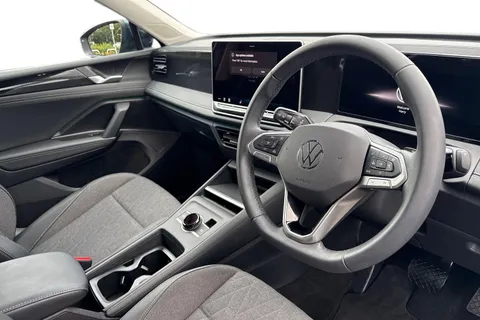 MV25VVK Volkswagen Tiguan 2.0 TDI Match 5dr DSG **WINTER PACK + 19' CATANIA ALLOYS** Thumbnail #8