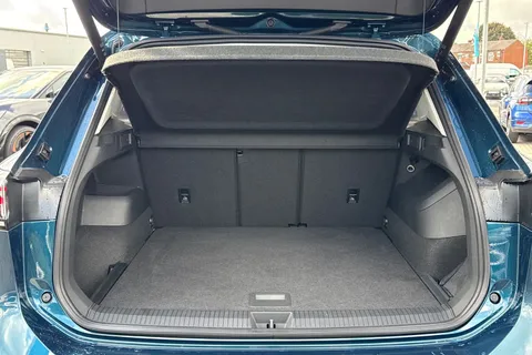 MV25VVK Volkswagen Tiguan 2.0 TDI Match 5dr DSG **WINTER PACK + 19' CATANIA ALLOYS** Thumbnail #10