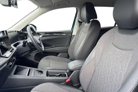 MV25VVK Volkswagen Tiguan 2.0 TDI Match 5dr DSG **WINTER PACK + 19' CATANIA ALLOYS** Thumbnail #11