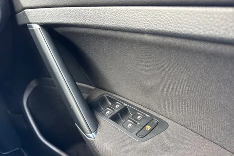 17 of 56 for VOLKSWAGEN GOLF 1.6 TDI 110 Match Edition 5dr