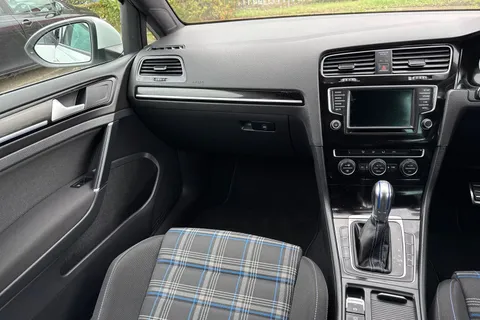 19 of 40 for VOLKSWAGEN GOLF 1.4 TSI GTE 5dr DSG