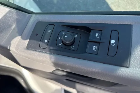 DC24PZG Volkswagen Transporter 2.0 TDI 110 Highline Van Thumbnail #22