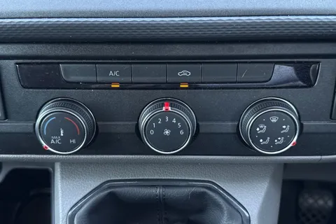 DC24PZG Volkswagen Transporter 2.0 TDI 110 Highline Van Thumbnail #23