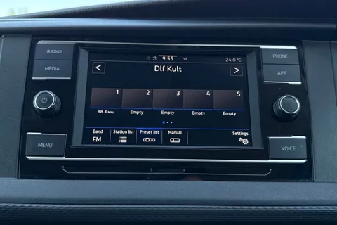 DC24PZG Volkswagen Transporter 2.0 TDI 110 Highline Van Thumbnail #42