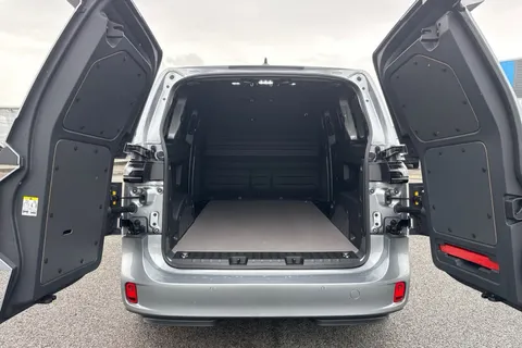 DG75CDF Volkswagen ID. Buzz Cargo Commerce SWB 340 4 Motion PS 79 kWh - Delivery Mileage Thumbnail #7