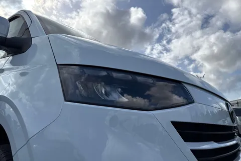 DG25EYK Volkswagen Transporter 2.0 TDI 150 Commerce Plus Van Thumbnail #9