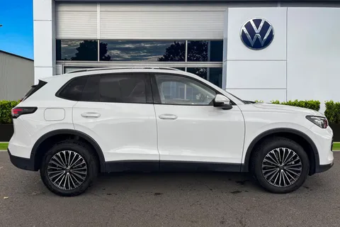 DE74VFV Volkswagen Tiguan 1.5 TSI (204ps) Match eHybrid DSG | Electric Tailgate | Rear View Camera Thumbnail #4