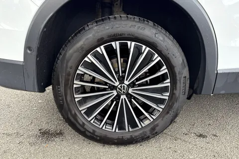 DE74VFV Volkswagen Tiguan 1.5 TSI (204ps) Match eHybrid DSG | Electric Tailgate | Rear View Camera Thumbnail #11