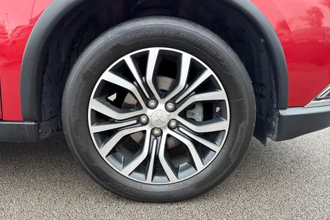 WR68OSZ Mitsubishi Outlander 2.2 DI-D Juro 4WD Euro 6 (s/s) 5dr Thumbnail #11