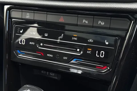  Volkswagen T-Roc 1.5 TSI Style Design DSG Euro 6 (s/s) 5dr Thumbnail #22