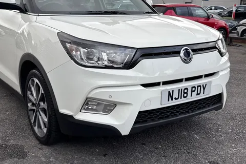 NJ18PDY Ssangyong Tivoli 1.6 e-XDi ELX Red Edition Euro 6 5dr Thumbnail #9