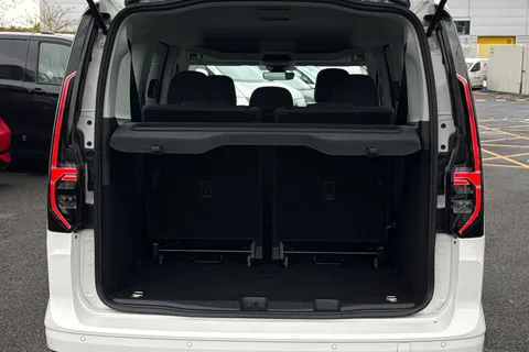 KY25PGK Volkswagen Caddy Maxi 2.0 TDI 122ps Maxi Life 7 Seat DSG 2025-Delivery Mileage Only Thumbnail #7