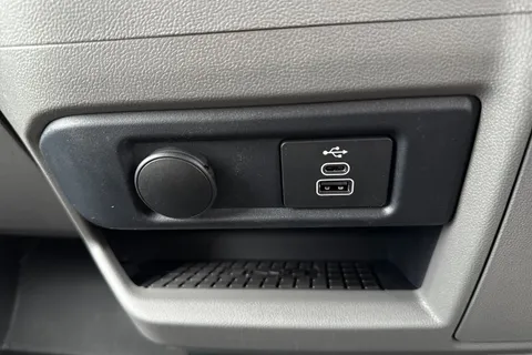 DE75LTJ Volkswagen Transporter T32 Panel Van Commerce Pro SWB 136 PS 65KWh Electric -  Delivery Miles Thumbnail #40