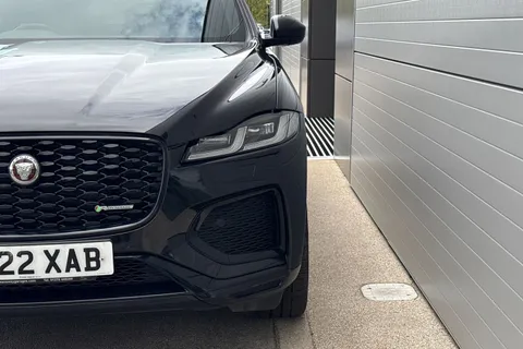 28 of 64 for JAGUAR F-PACE 2.0 P250 R-Dynamic HSE 5dr Auto AWD