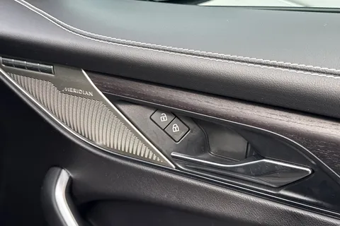 61 of 64 for JAGUAR F-PACE 2.0 P250 R-Dynamic HSE 5dr Auto AWD
