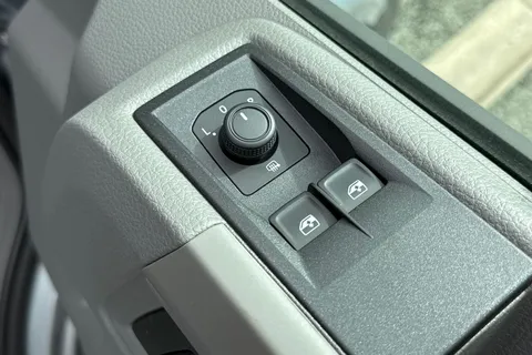 CX25LKV Volkswagen Crafter 2.0 TDI 140PS Commerce Plus High Roof Van Thumbnail #25